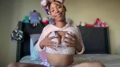 Snapshot of cum2charmxx chatting on May 2026 01:24:01 AM cum2charmxx online show from May 2026 01:24:01 AM
