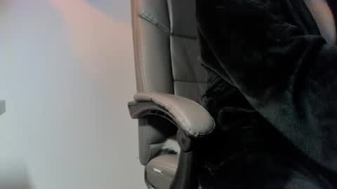 Snapshot of cum_gun_19 chatting on October 2025 07:00:01 PM cum gun online show from October 2025 07:00:01 PM