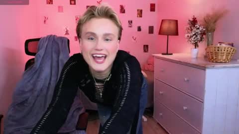 Snapshot of cumboydoll chatting on May 2026 09:31:02 PM Ellio online show from May 2026 09:31:02 PM