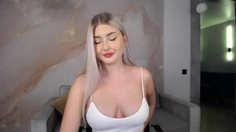 Snapshot of cute18cute chatting on December 2024 08:34:01 AM Kira online show from December 2024 08:34:01 AM