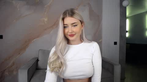 Snapshot of cute18cute chatting on December 2024 08:33:01 AM Kira online show from December 2024 08:33:01 AM