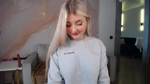 Snapshot of cute18cute chatting on January 2025 08:07:02 AM Kira online show from January 2025 08:07:02 AM