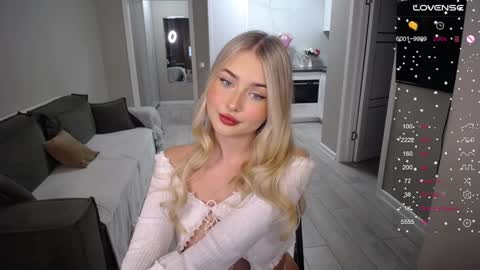 Snapshot of cute18cute chatting on September 2025 12:31:02 PM Kira online show from September 2025 12:31:02 PM