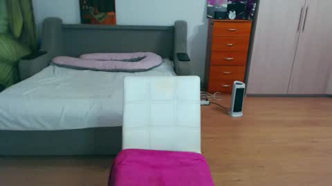 cute_jes online show from October 2025 07:25:01 PM