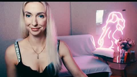 cute_smile_shy online show from September 2025 07:08:01 PM