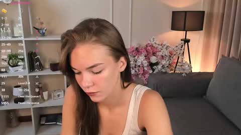 Cwen online show from September 2025 07:13:02 PM