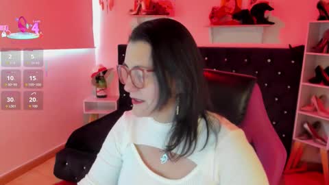 Mia  online show from October 2025 12:25:02 PM