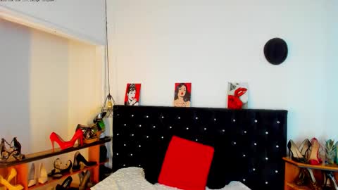 Mia  online show from October 2025 12:45:01 PM