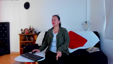 Mia  online show from October 2025 01:07:02 PM