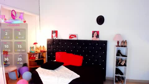 Mia  online show from November 2025 01:00:01 PM