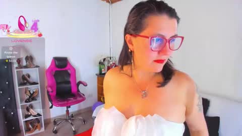 Mia  online show from November 2025 12:13:01 PM