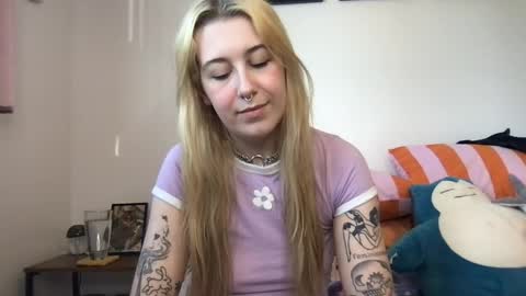 Snapshot of daisymynx chatting on April 2026 01:06:01 AM daisymynx online show from April 2026 01:06:01 AM
