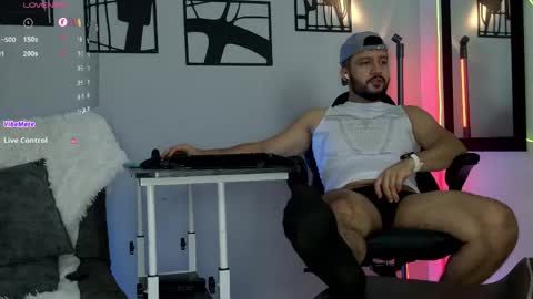 Snapshot of damian_buck chatting on April 2026 04:35:01 AM Jaxon online show from April 2026 04:35:01 AM