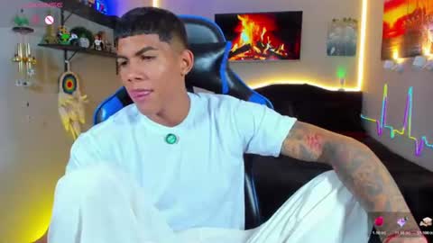 Snapshot of damian_latinxxx chatting on June 2026 06:11:01 AM Damian online show from June 2026 06:11:01 AM