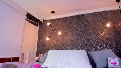 Snapshot of danaandthamaraangels chatting on October 2025 09:43:01 AM online show from October 2025 09:43:01 AM