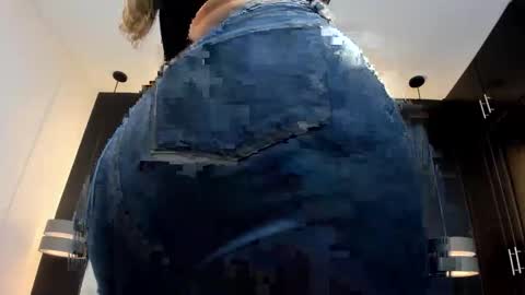 Snapshot of dania_moore_ chatting on April 2026 07:50:02 PM JANE online show from April 2026 07:50:02 PM