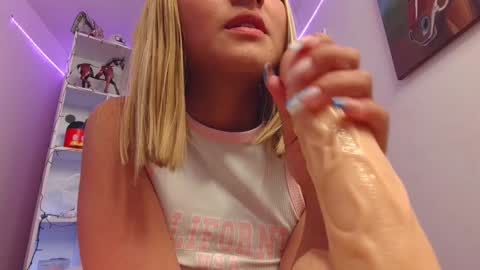 Snapshot of danmsel chatting on January 2025 07:28:01 AM Pau online show from January 2025 07:28:01 AM