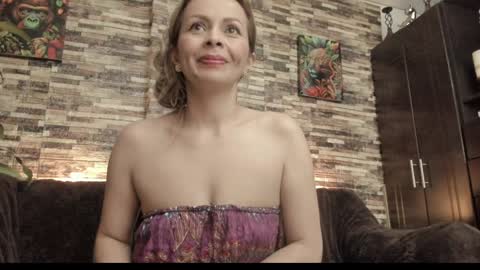 Snapshot of danna_johnson2 chatting on December 2024 01:18:01 AM natalia online show from December 2024 01:18:01 AM