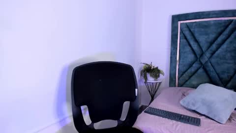 Daphne online show from December 2024 08:33:01 PM