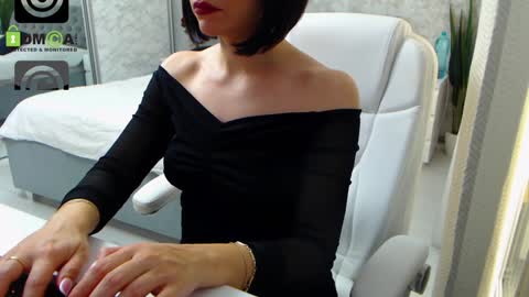 Snapshot of dear_ellisse chatting on January 2025 12:40:01 PM Elly online show from January 2025 12:40:01 PM