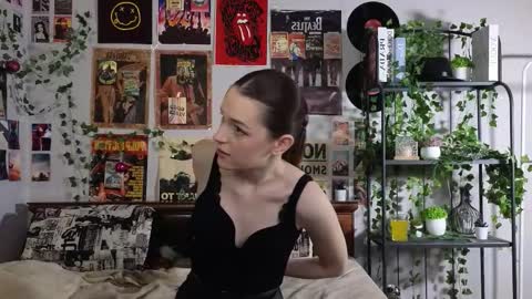 Annie online show from November 2025 06:43:02 PM