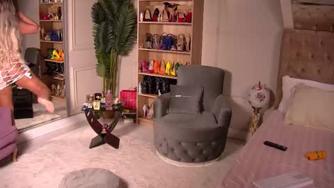 Ela online show from December 2025 10:26:01 PM