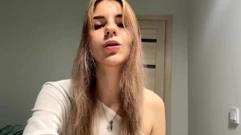 Denni online show from September 2025 05:03:01 PM