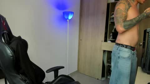Snapshot of derekmuller11 chatting on May 2026 09:00:02 PM derekmuller11 online show from May 2026 09:00:02 PM