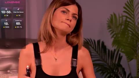 Snapshot of desiredmia_ chatting on November 2025 06:02:02 AM Mia online show from November 2025 06:02:02 AM