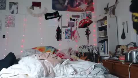 Snapshot of devilg1rl chatting on December 2024 01:13:01 AM poutyangel online show from December 2024 01:13:01 AM