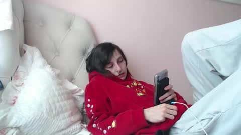 Snapshot of devilg1rl chatting on October 2025 10:51:02 PM poutyangel online show from October 2025 10:51:02 PM