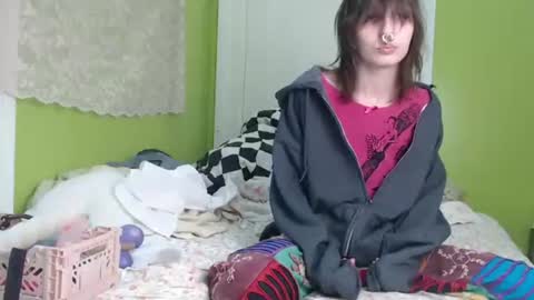 Snapshot of devilg1rl chatting on October 2025 11:03:02 PM poutyangel online show from October 2025 11:03:02 PM