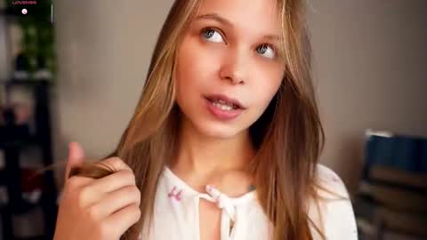 Elwyna online show from November 2025 06:51:01 PM