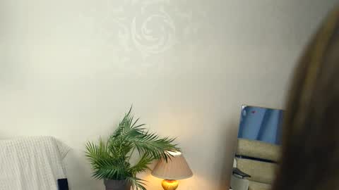 Elwyna online show from November 2025 06:39:01 PM