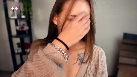 Elwyna online show from November 2025 06:54:01 PM