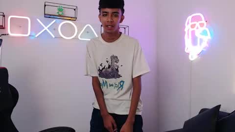 dikey_18 online show from February 2025 08:14:02 PM