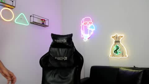 dikey_18 online show from March 2025 08:23:02 PM