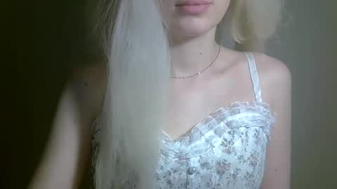 DitaMilton online show from October 2025 01:29:01 PM