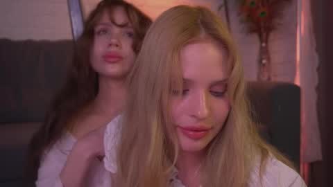 Snapshot of divine_lights chatting on March 2025 09:48:02 PM Eva and Lucia online show from March 2025 09:48:02 PM