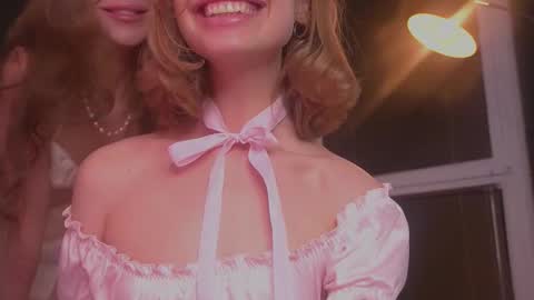 Snapshot of divine_lights chatting on October 2025 10:32:02 PM Eva and Lucia online show from October 2025 10:32:02 PM