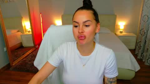 Snapshot of divineluxe chatting on May 2026 04:21:02 AM Ivory Blue. online show from May 2026 04:21:02 AM