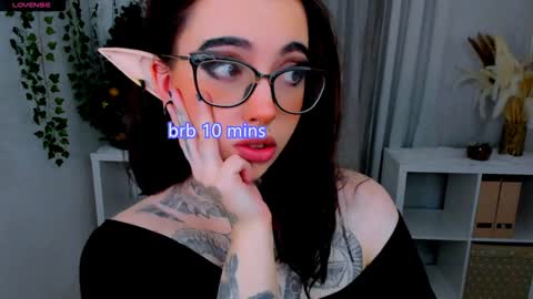 dixipixi_ online show from December 2024 01:36:02 PM