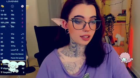 dixipixi_ online show from January 2025 11:48:01 AM