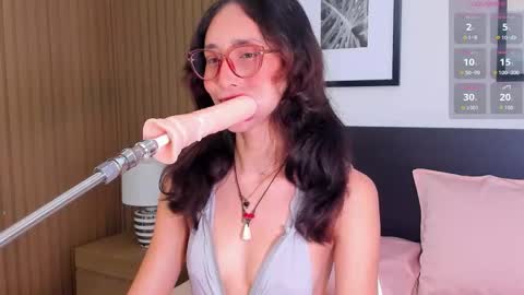 Bella  online show from November 2025 08:18:01 PM