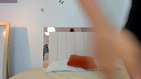 doll_isa_ online show from January 2026 06:35:01 PM