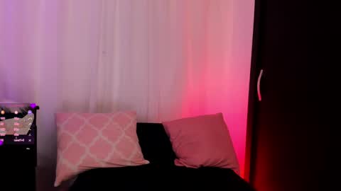 Roxana  independent model can you help me reach 100 hands up uwu online show from March 2025 01:14:02 AM