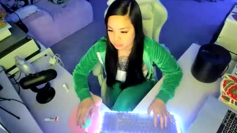 DOLLLFACE online show from December 2025 06:18:01 AM