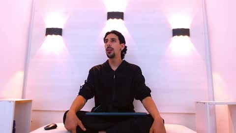 Dominic online show from November 2025 04:00:01 AM