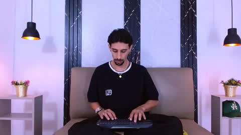 Dominic online show from November 2025 04:33:02 AM