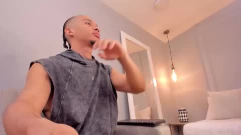 Dominick Star online show from November 2025 04:01:02 AM